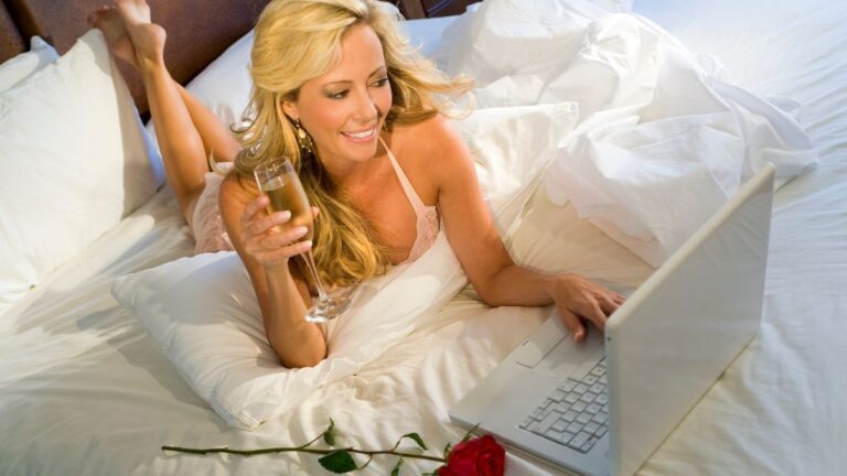 Online Romance: Readers Share The 20 Most Insane, Behind The Scenes Facts About Popular Dating Sites